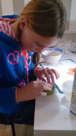 serieus bezig met de versiering voetbalcupcake 2014